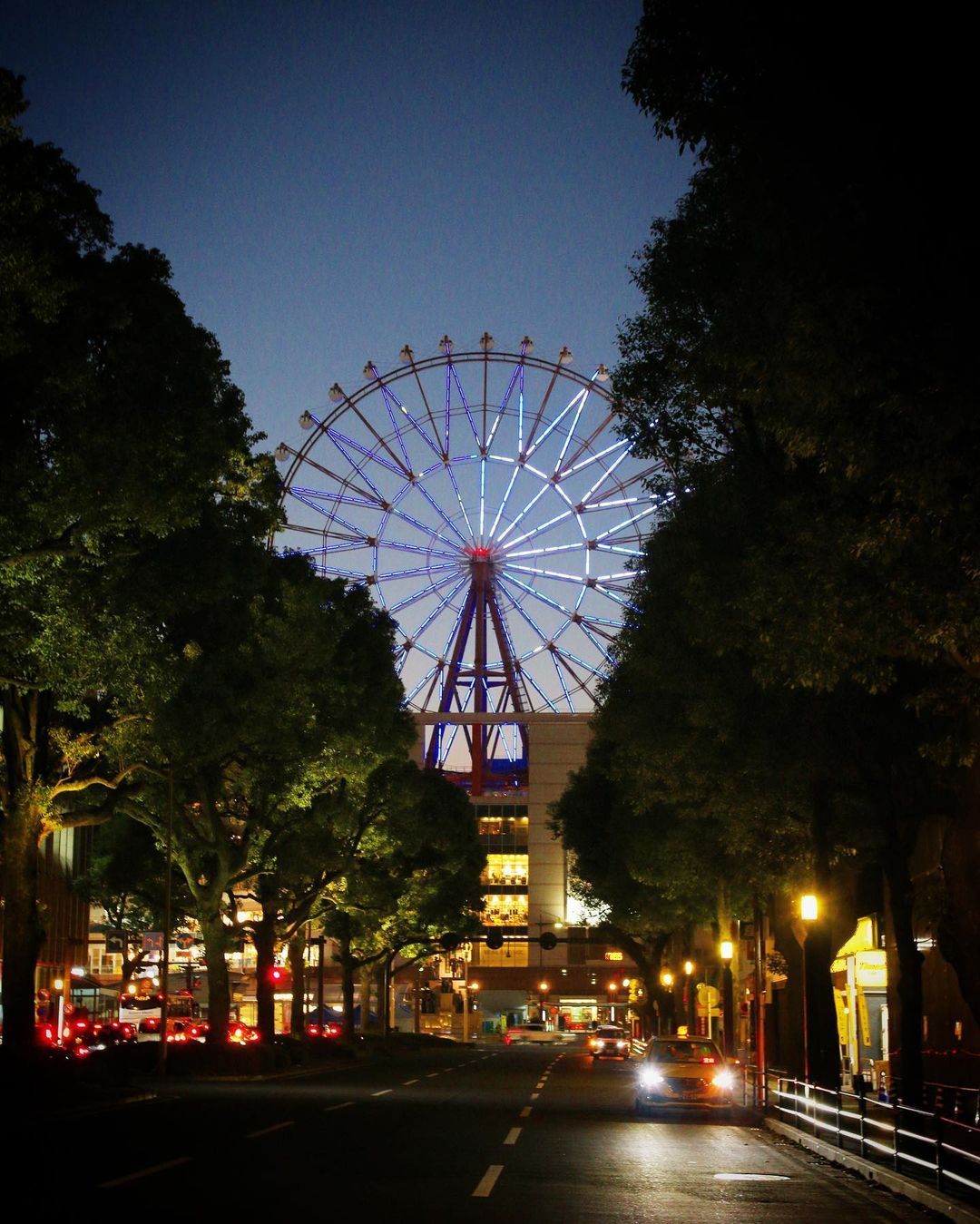 夜のナポリ通り